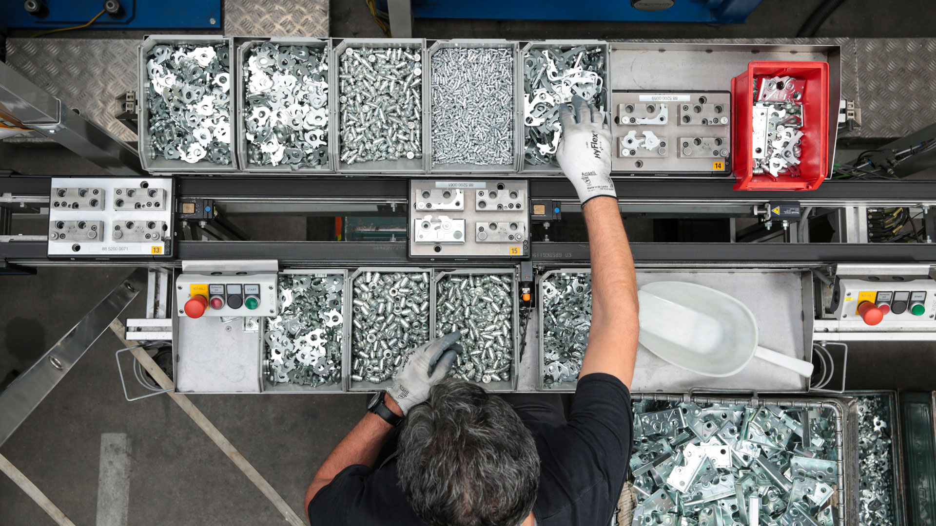 la-porte-(17) Überkopfaufnahme eines Fließbandarbeiters mit Zinkdruckgussteilen