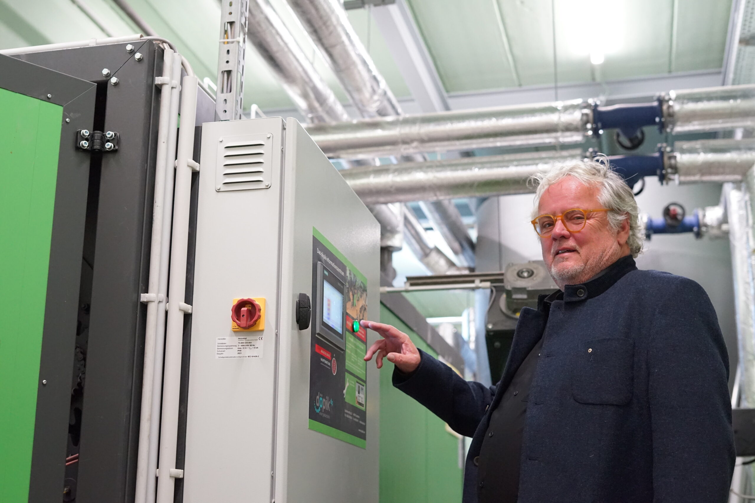 la-porte (3) Besitzer einer Biomasseheizung vor der Steuereinheit