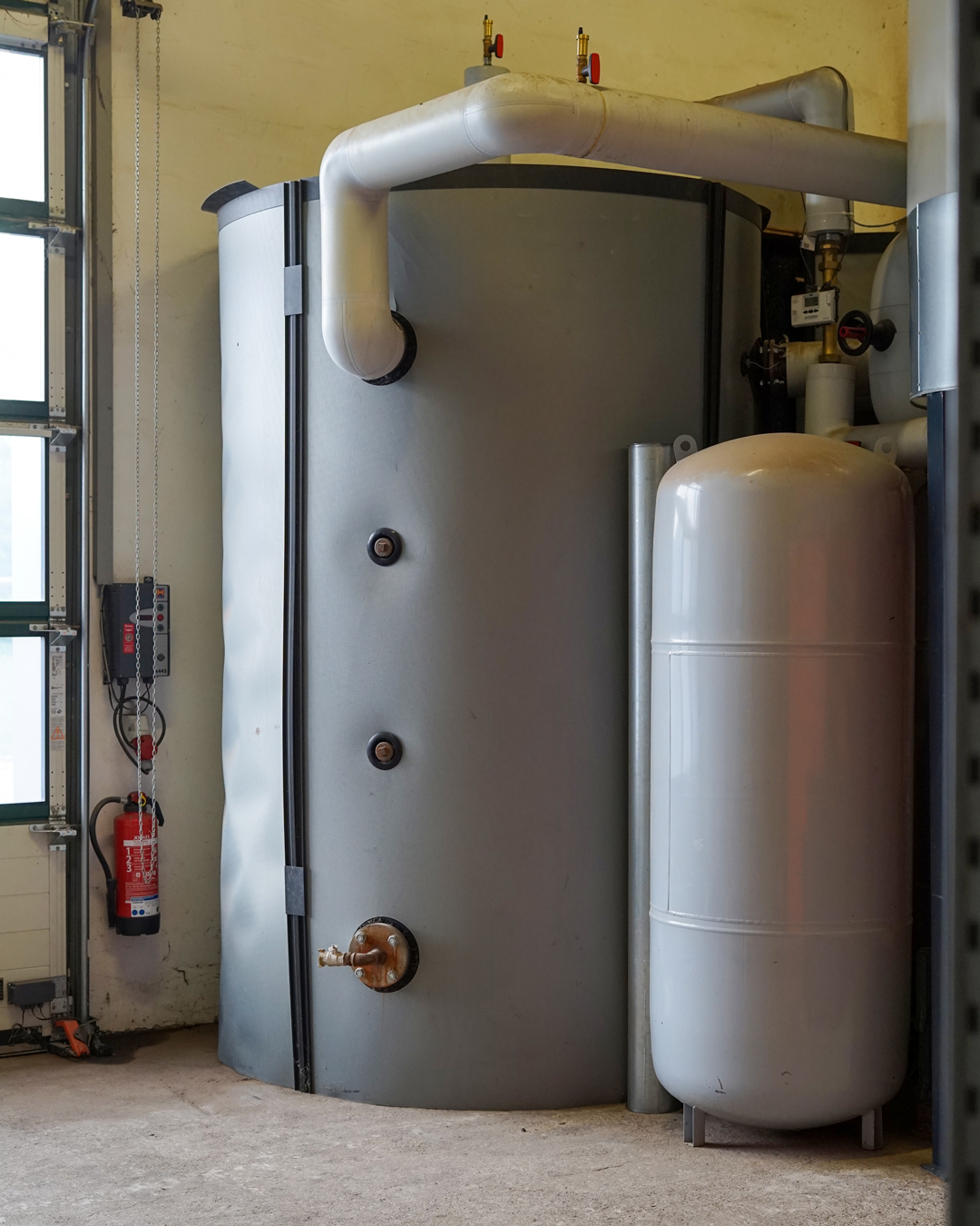 pufferspeicher-biomasseheizung-hackschnitzel Pufferspeicher und Ausgleichsgefäß einer Biomasseheizung