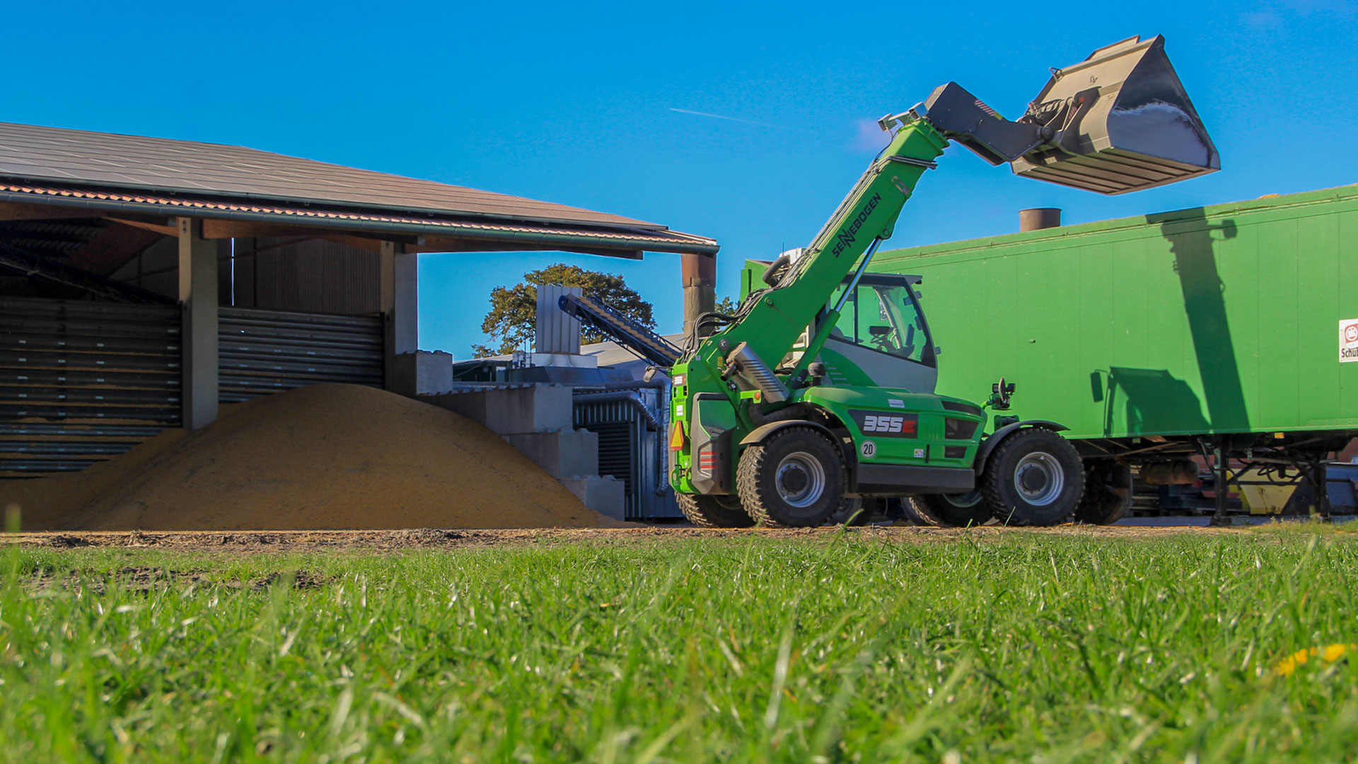 trocknung-pellts-hackschnitzel Merlo beim Befüllen eines Trocknungscontainers mit Holzhackschnitzeln