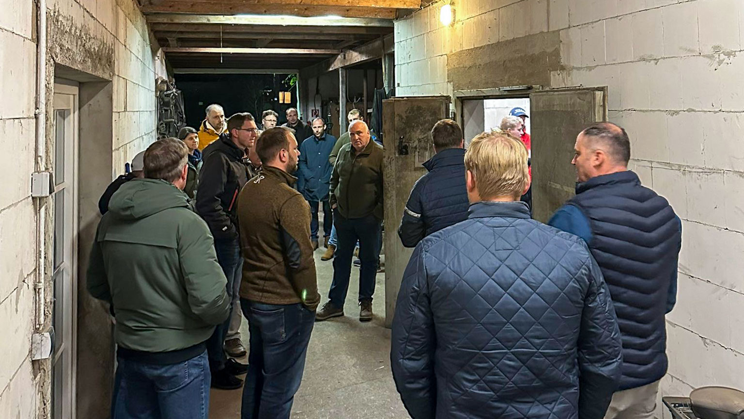 besichtigung-heizzentrale-nahwaermenetz Personen bei der Besichtigung eines Nahwärmenetzes mit Hackschnitzelheizung