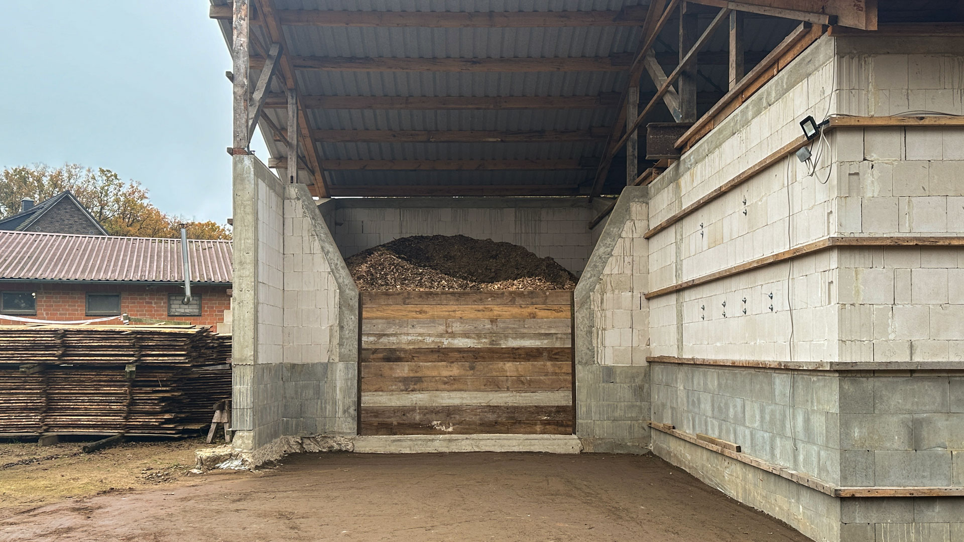 brennstoffbunker-hackschnitzel-heizzentrale Brennstoffbunker für Holzhackschnitzel aus Kalksandsteinen gemauert