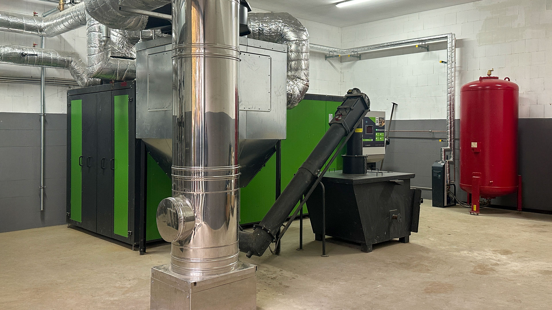 hackschnitzelheizung-waermenetz-lüder RHK-AK 800 Hackschnitzelheizung von Heizomat in der Heizzentrale eines Wärmenetzes