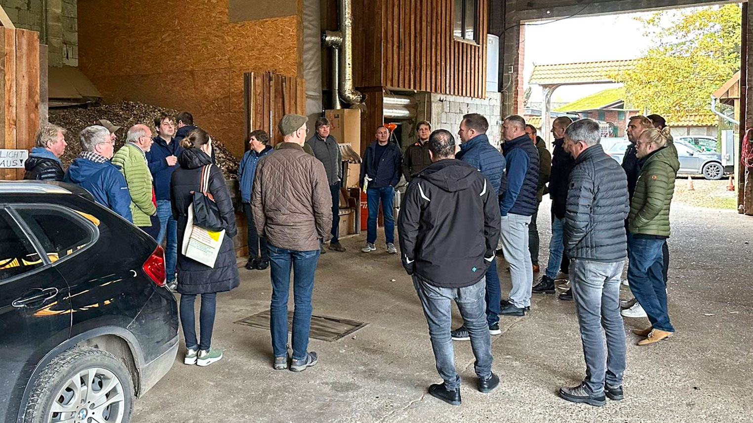 interesse-biomasse-hackschnitzel Personen vom einem Hackschnitzelbunker in einer Heizzentrale