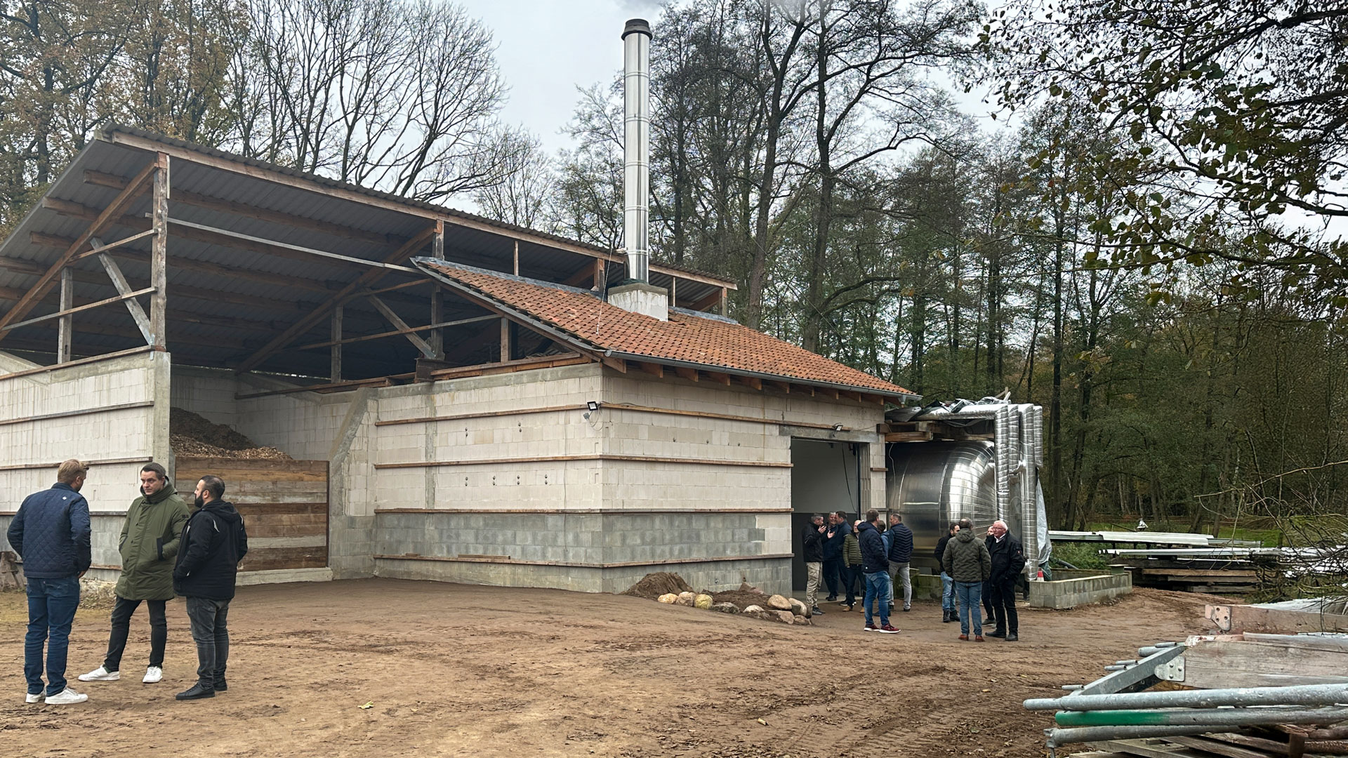 veranstaltung-nahwaermenetz-lüder Mehrere Personen vor der Heizzentrale eines Nahwärmenetzes in Gesprächen miteinander