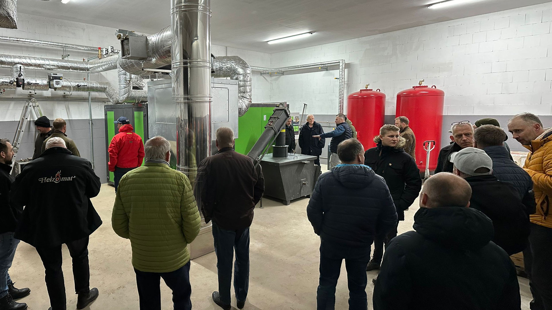 vorstellung-nahwaerme-lueder Mehrere Personen in einer Heizzentrale eines Nahwärmenetzes