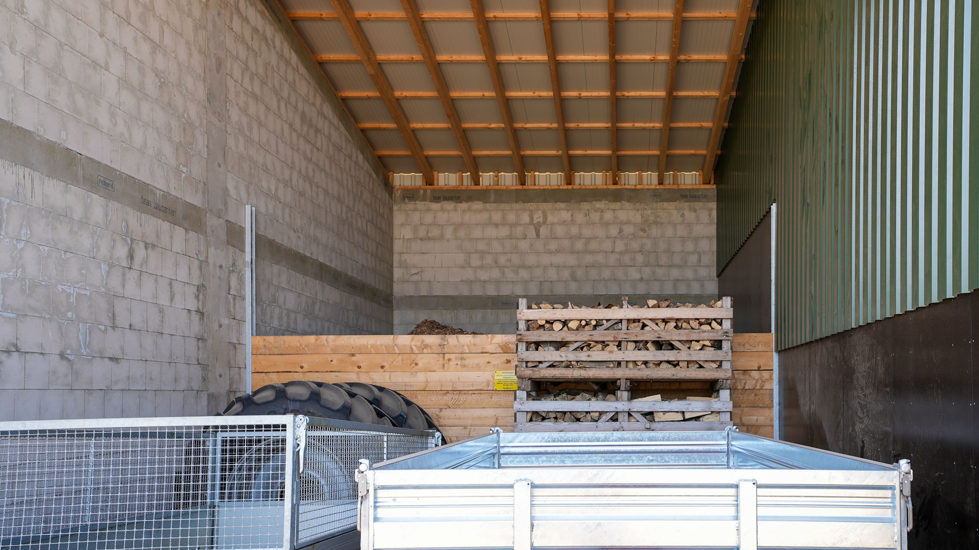 brennstoffbunker-hackschnitzel-lager Brennstoffbunker in einer Scheune