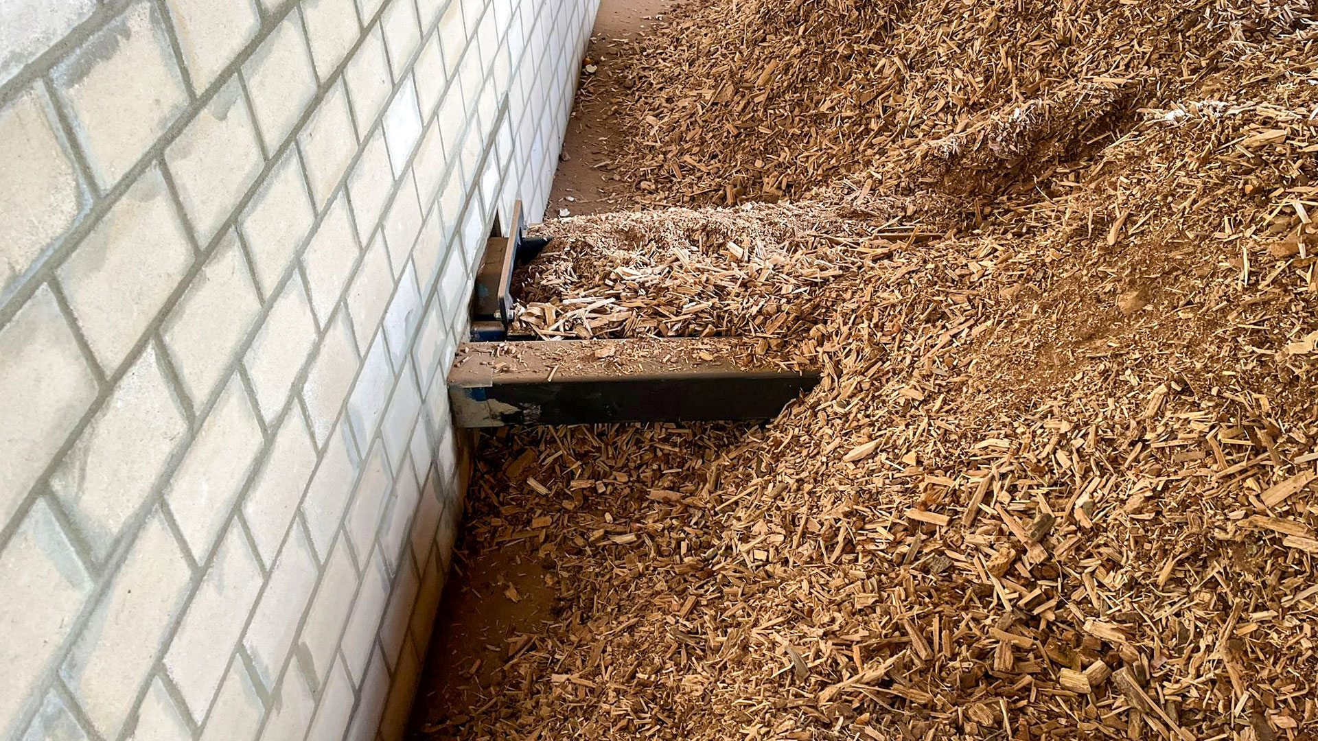 hackschnitzel-schnecke-bunker Hackschnitzel in einem gemauerten Brennstoffbunker mit einer Austragung