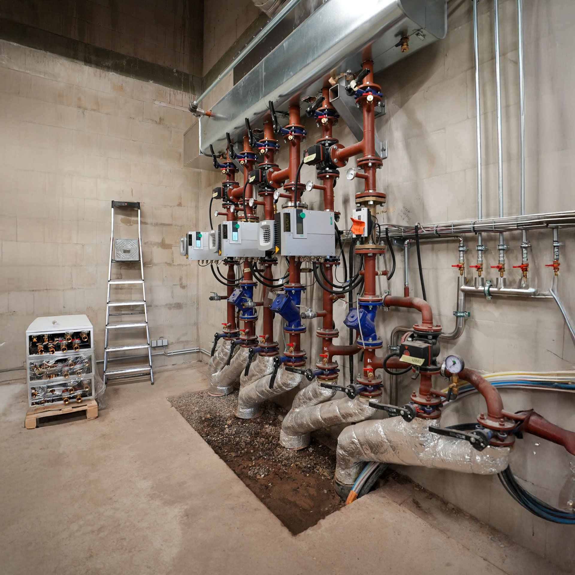 hydraulik-pumpe-heizung Hydraulische Anschlüsse eines Wärmenetztes in der Heizzentrale