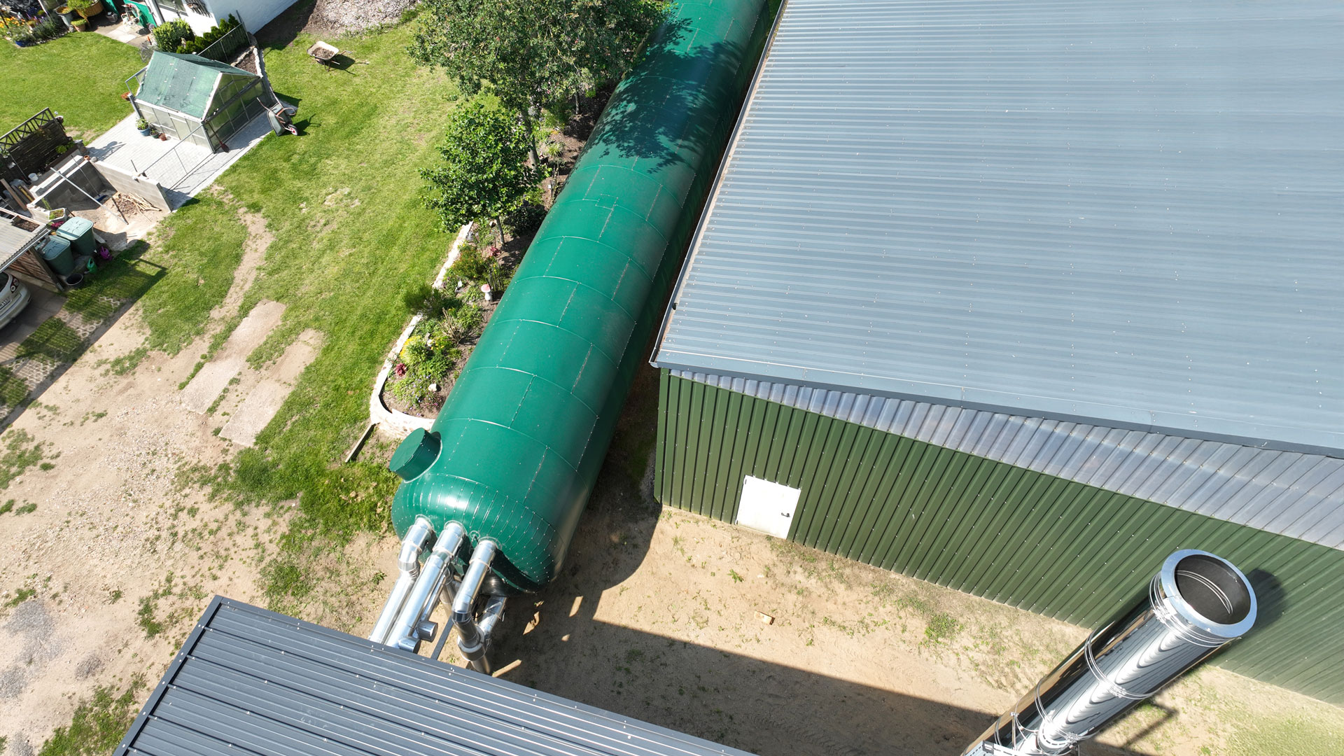 pufferspeicher-heizung-landwirtschaft Großer, grüner, liegender Pufferspeicher