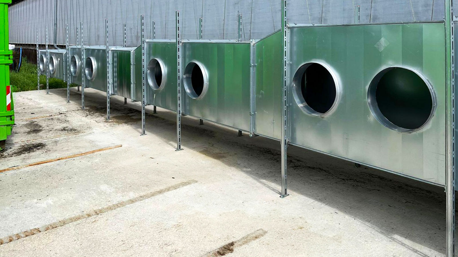 trocknungsanlage-lauber-container Luftkanal einer Holztrocknungsanlage auf einer Betonplatte