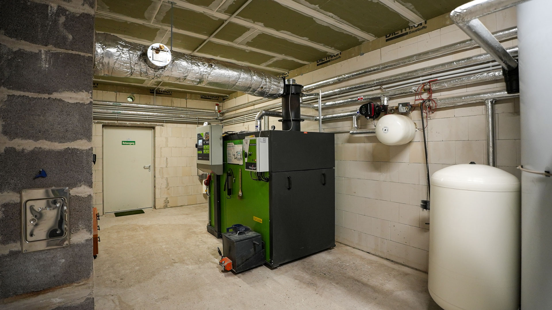 biomasseheizung-heizzentrale-kalksandstein Biomasseheizung in einer Heizzentrale