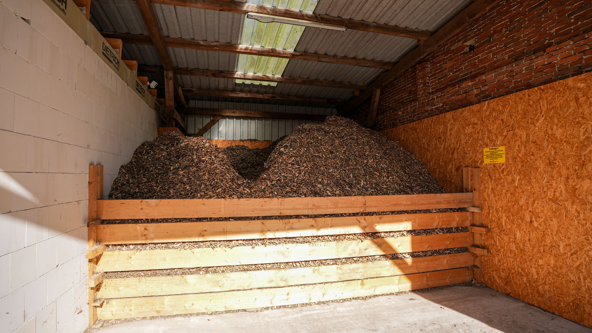 brennstoffbunker-hackschnitzel-biomasse Brennstoffbunker gefüllt mit Hackschnitzeln