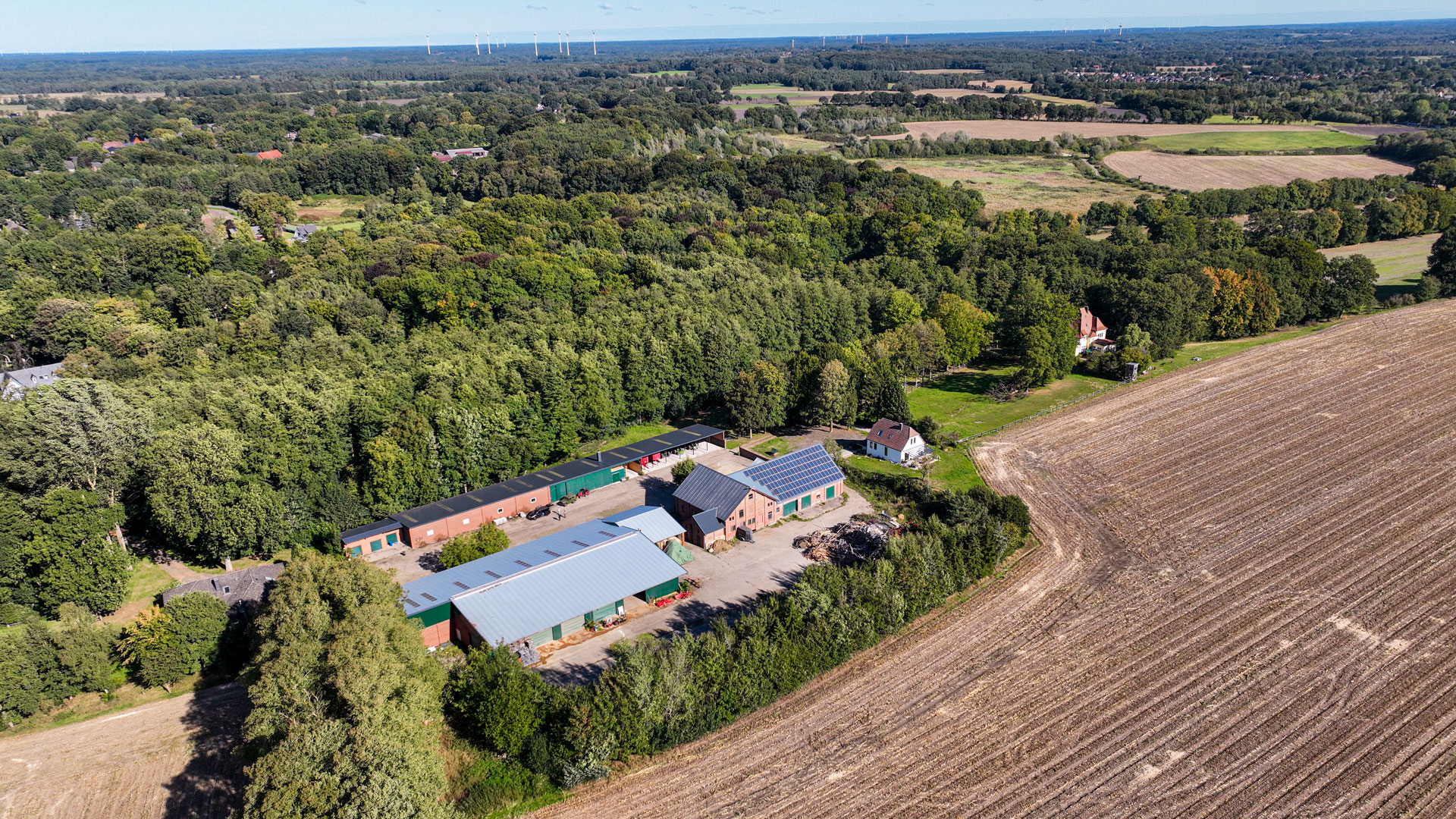 gut-bredbeck-biomasseheizung Gut Bredbeck aus der Luft zwischen Ackerland und Wald