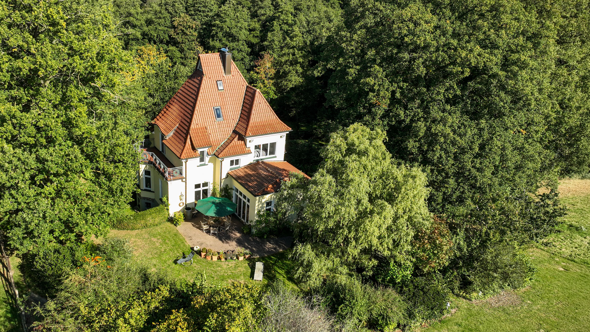 gut-bredbeck-luftbild Luftaufnahme von Gut Bredbeck in einem grünen Wald gelegen