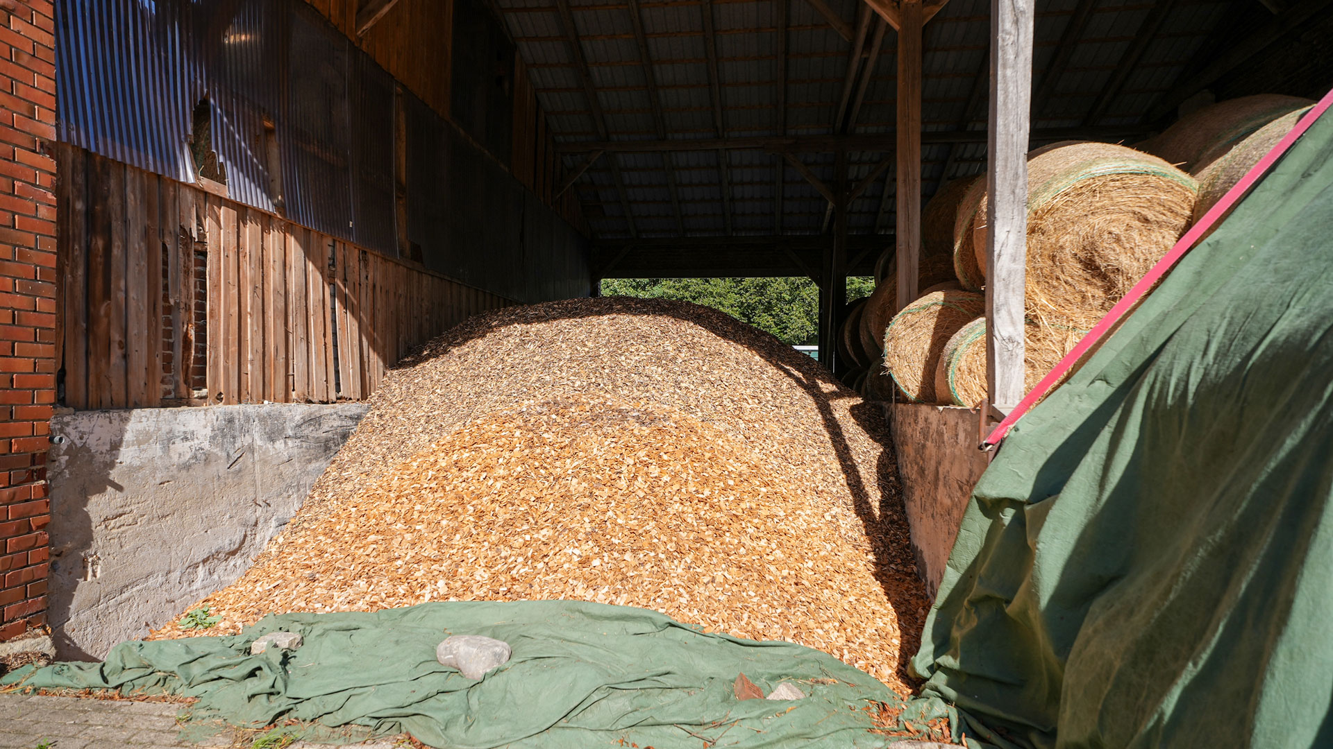 hackschnitzel-lager-brennstoff Brennstofflager für Hackschnitzel in einer landwirtschaftlichen Scheune