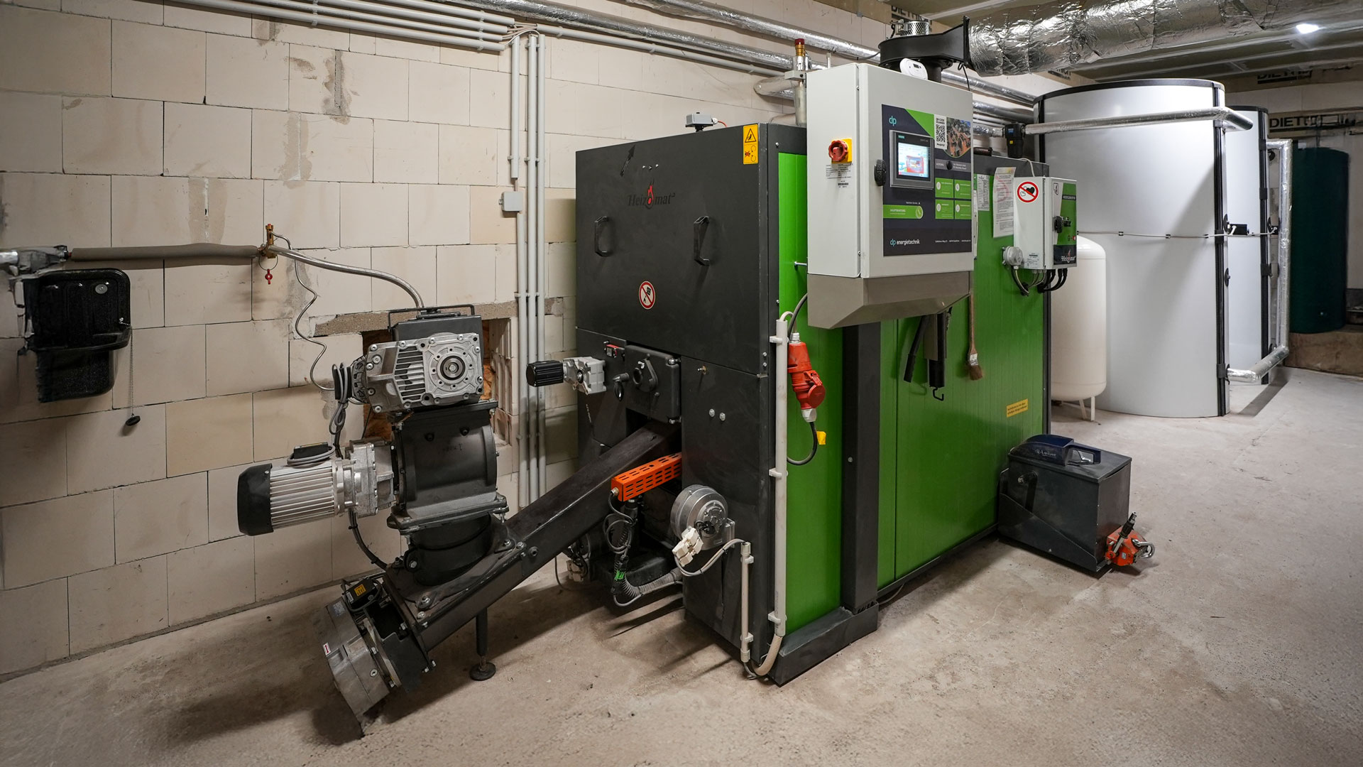 heizomat-erfahrung-biomasseheizung Heizomat RHK-AK 100P in einer gemauerten Heizzentrale