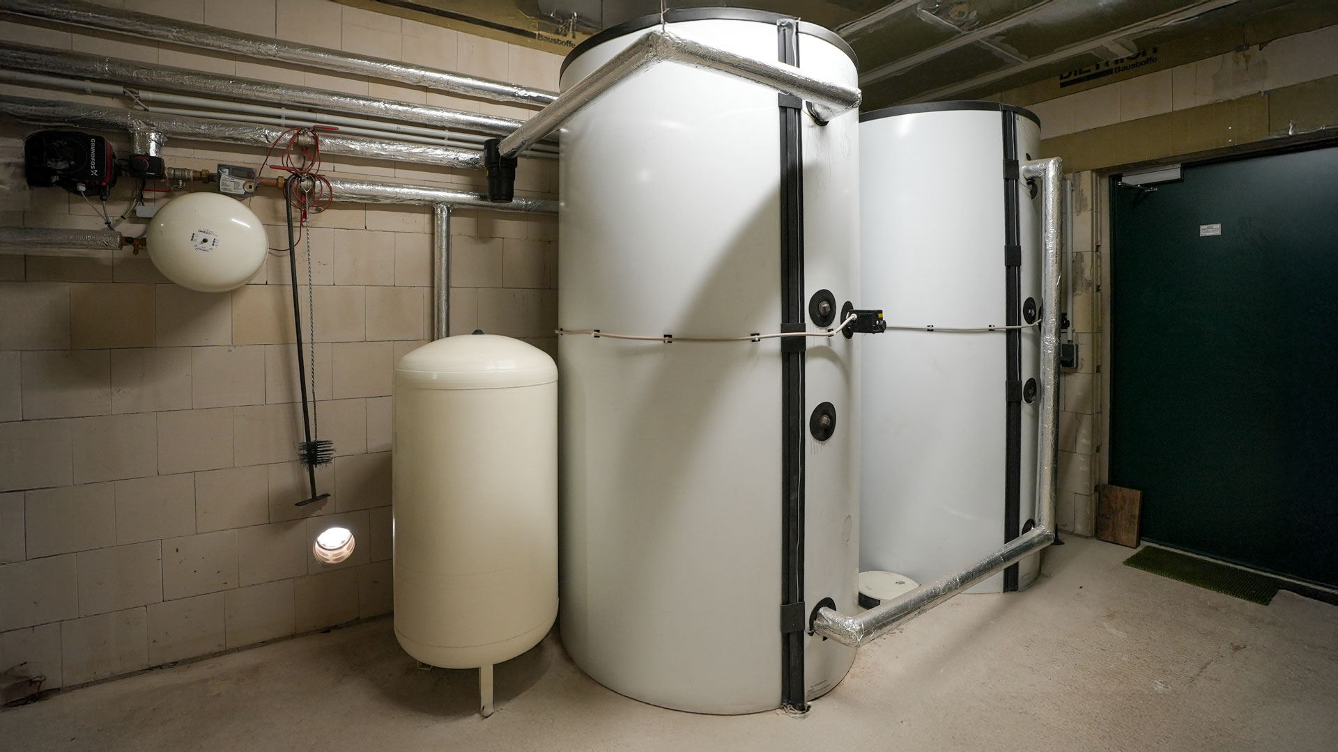 pufferspeicher-heizung-biomasse Weisse Pufferspeicher in einer Biomasseheizzentrale