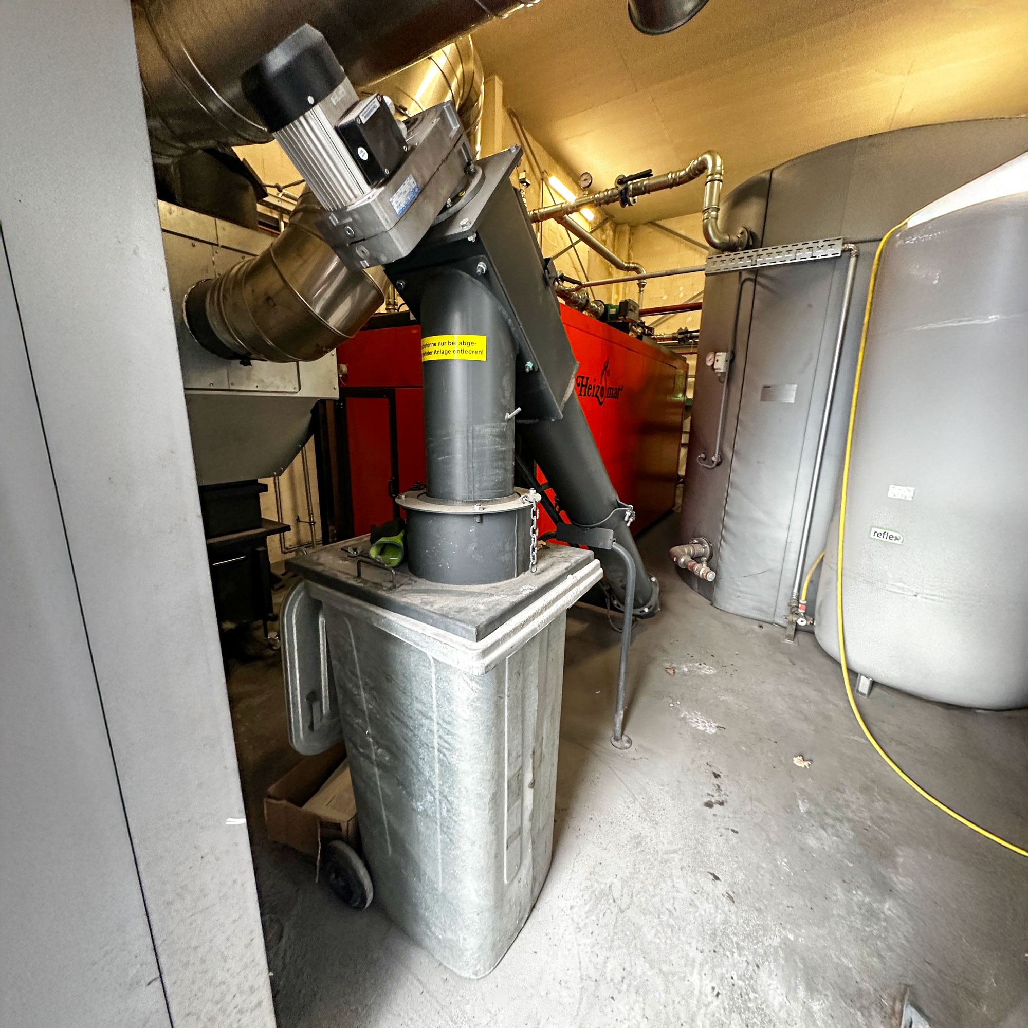 aschetonne-heizomat-hackschnitzel Aschetonne und Pufferspeicher zusammen mit einer Heizomat Biomasseheizung