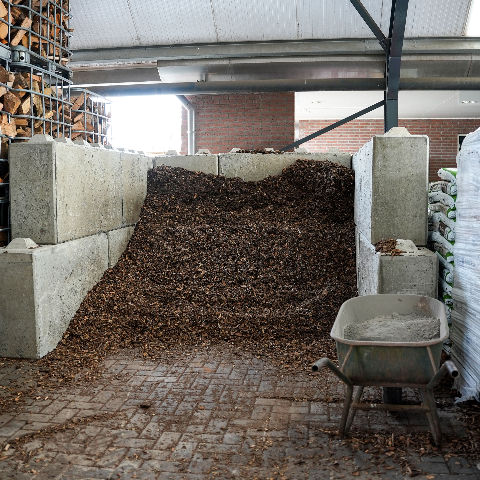 hackschnitzel-lager-bunker Ein Hackschnitzellager mit Betonbausteinen