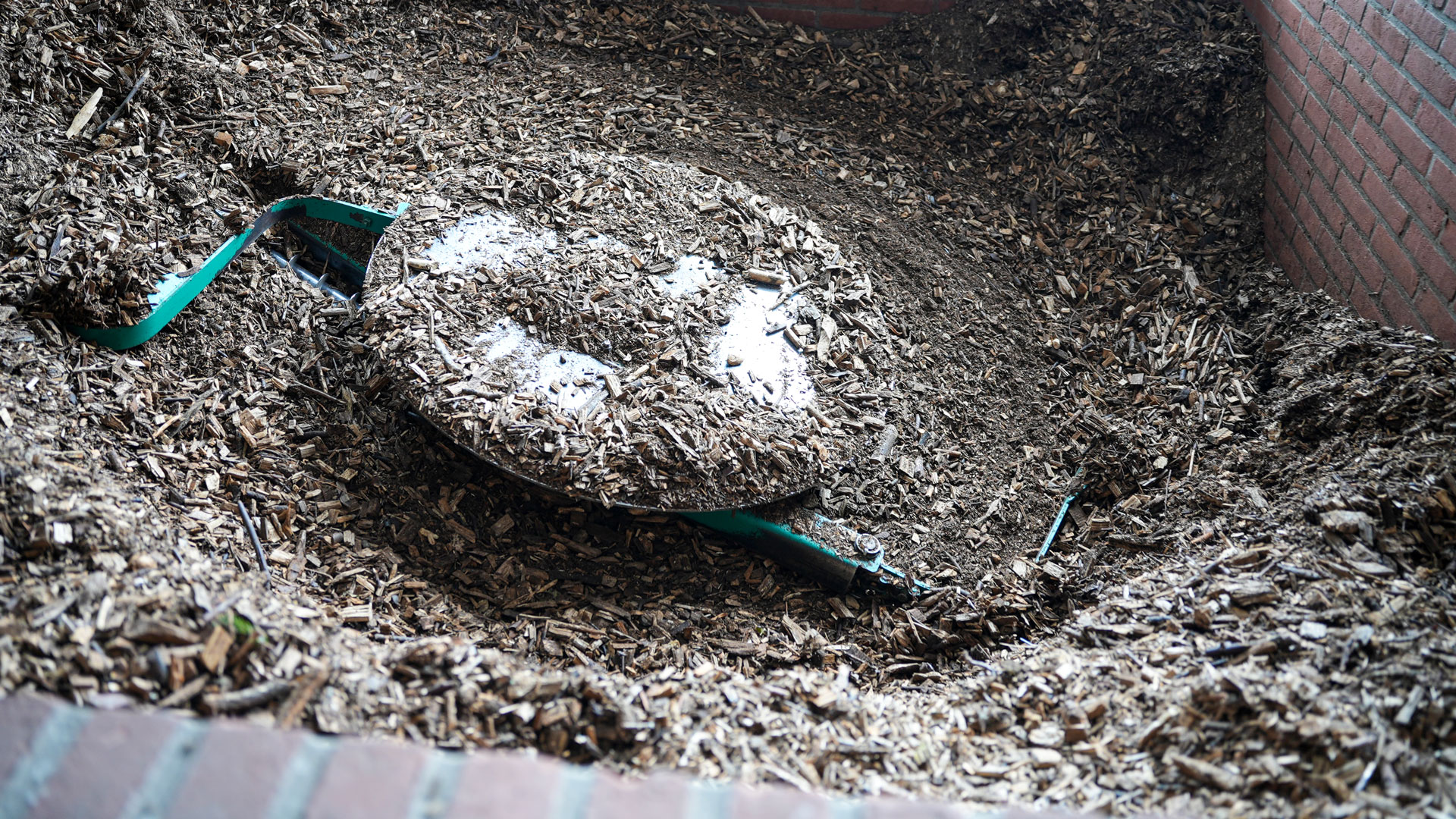 hackschnitzelbunker-austragung-brennstoff Ein Hackschnitzelbunker mit einer Gelenkarmaustragung