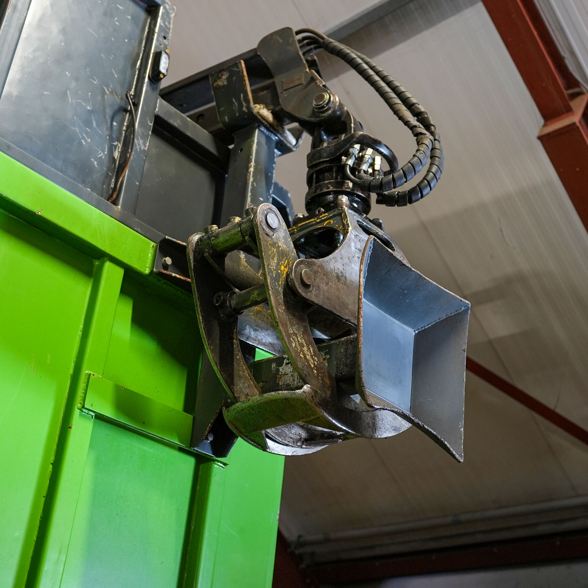 heizohack-container-hacker Ladekran auf einem Heizohack 8-400 KLC