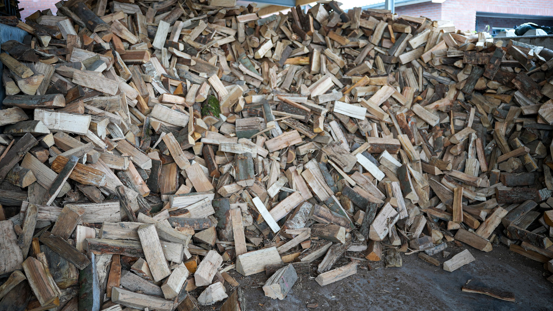 scheitholz-lager-brennholz Ein Haufen Scheitholz