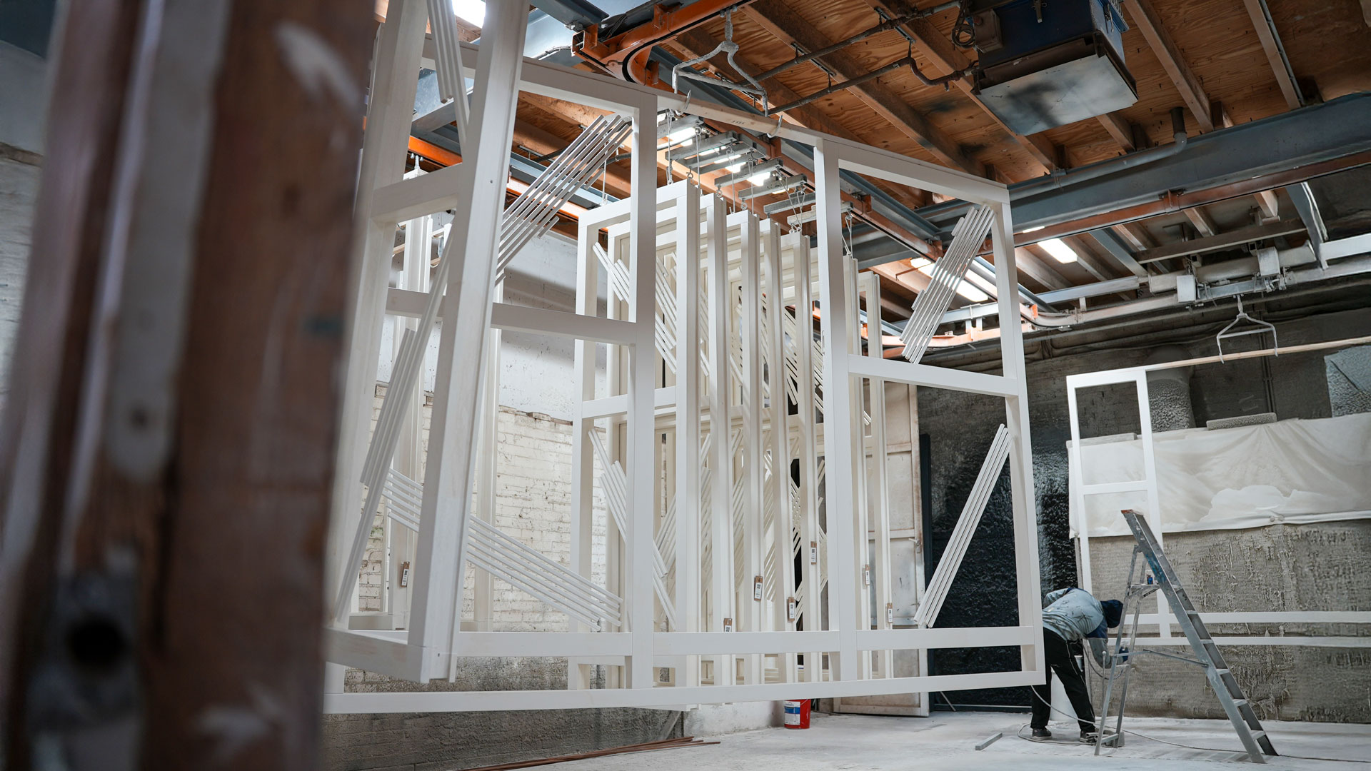tischlerei-heizung-niederlande Große Fensterrahmen aus Holz werden lackiert