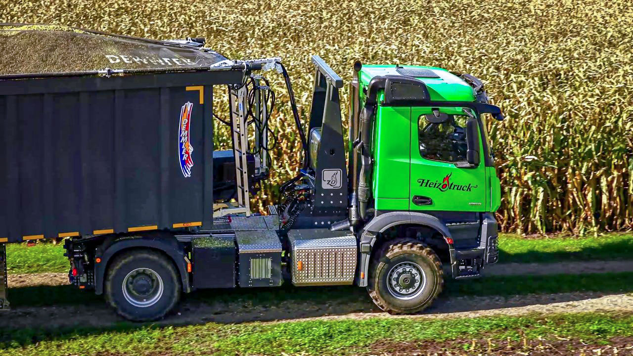 Agrarlogistik mit dem Heizotruck V3 und einem Demmler Auflieger