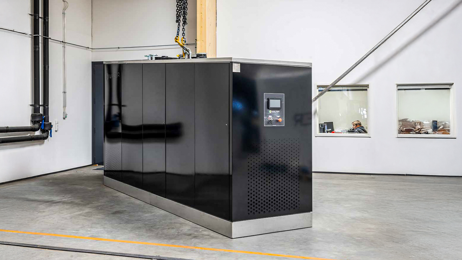 bhkw-hackschnitzel-strom Raummodul des HAckschnitzel-BHKW von Heizomat in einer Montagehalle
