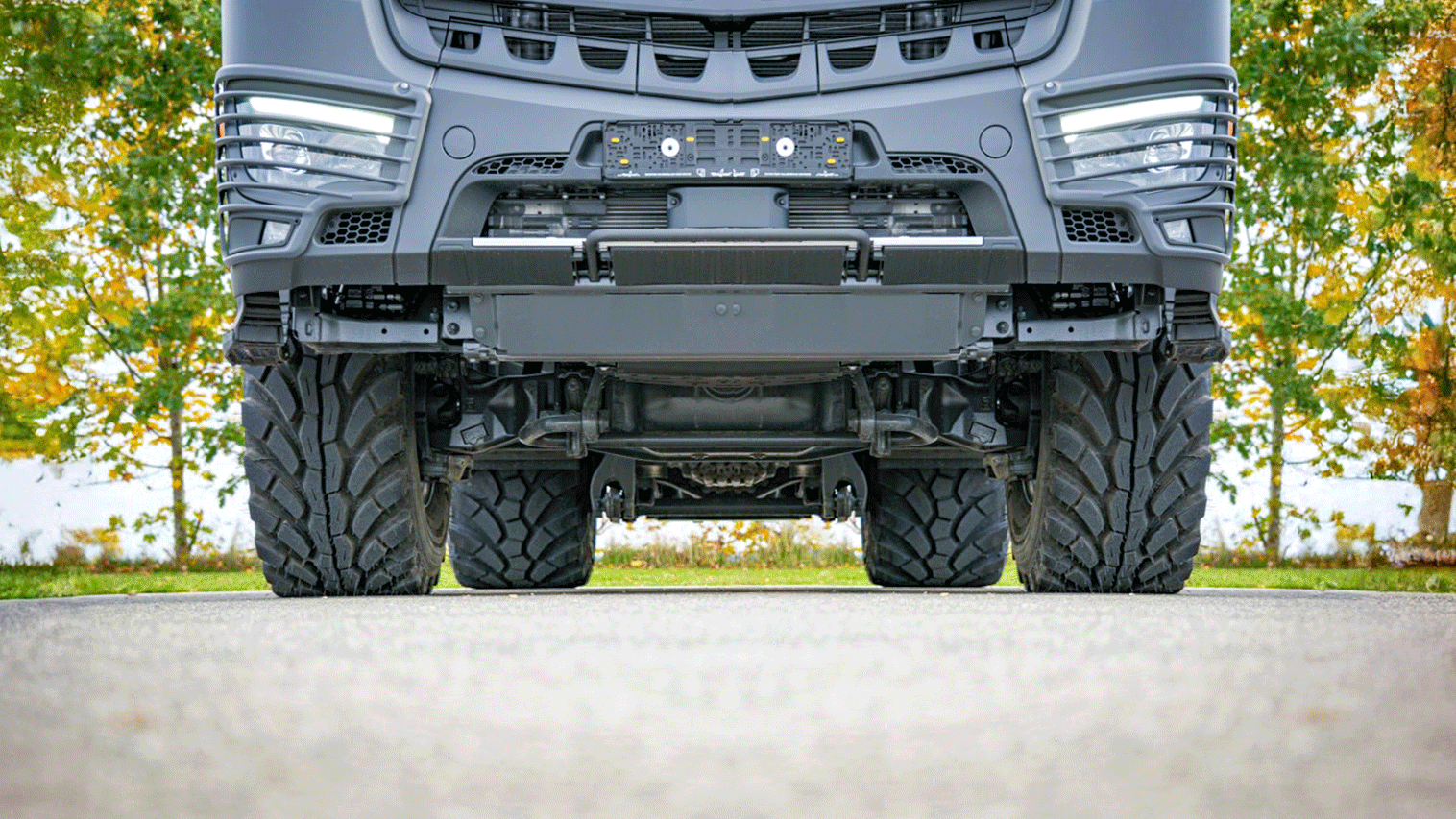 Froschperspektive der Front des Heizotruck V3 mit Reifen und Scheinwerfern