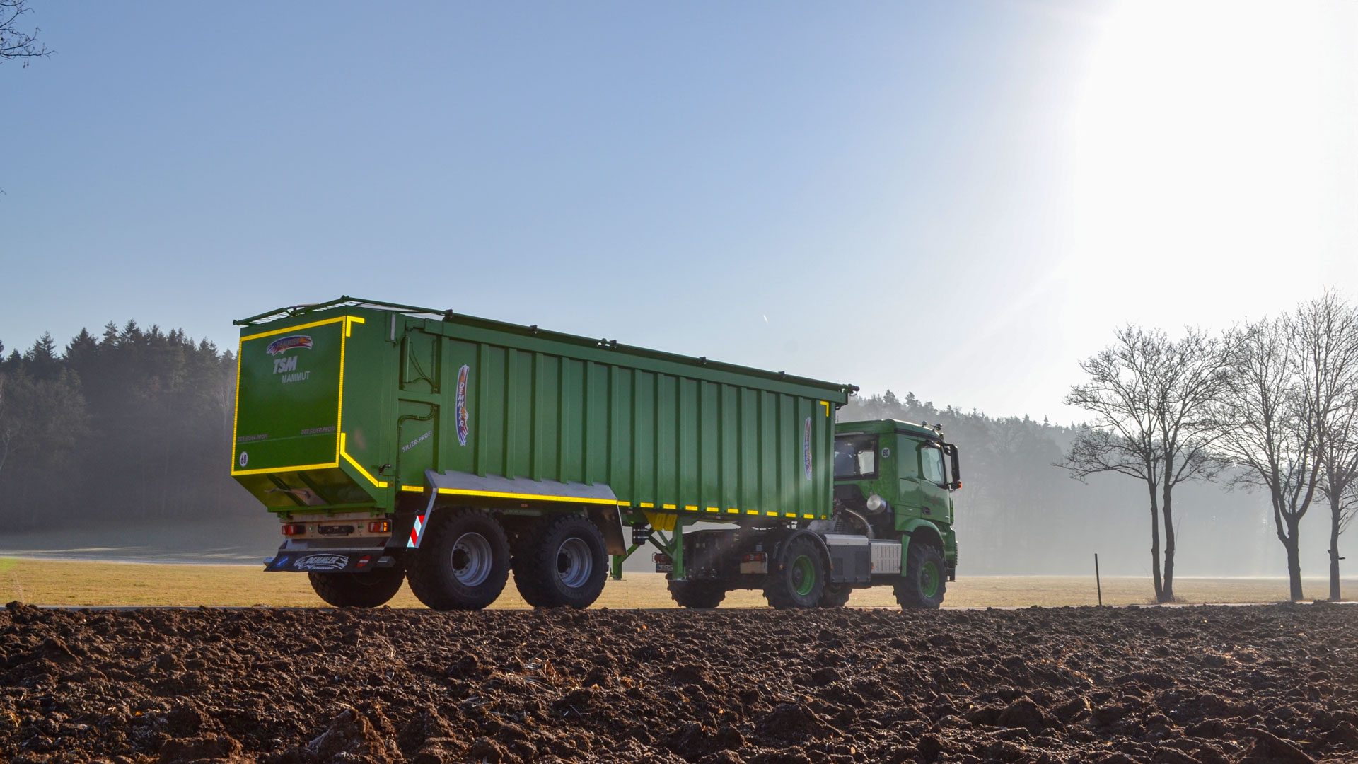 Agrar-Transport-LKW mit Demmler Auflieger auf einer Landstraße