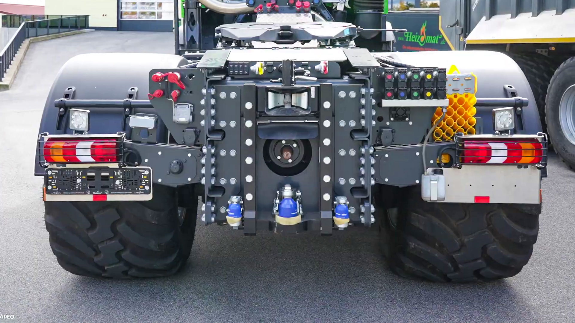 Heckansicht des Heizotrucks mit Zapfwelle und Hydraulikanschlüssen