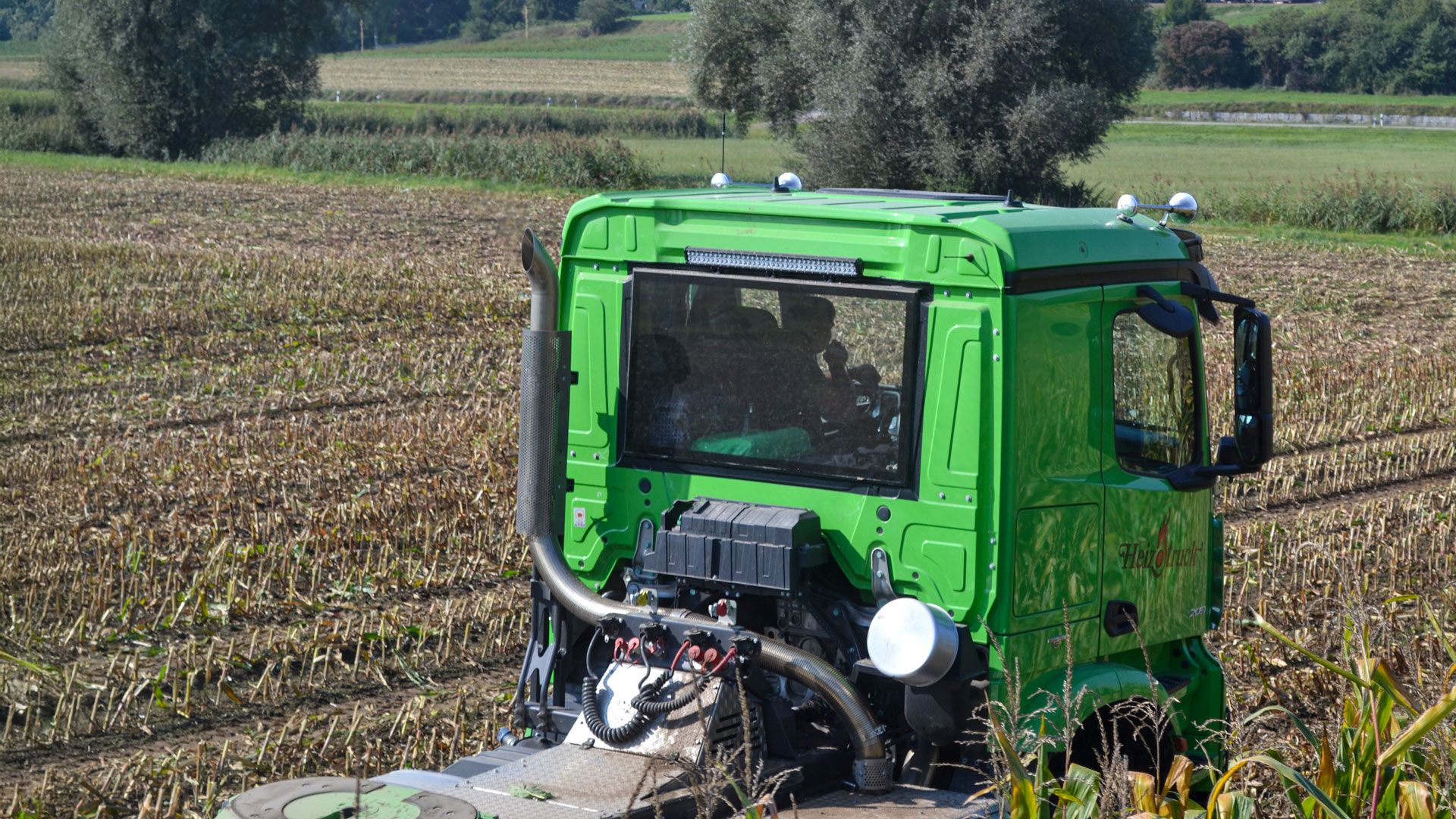 Fahrerhaus des Heizotruck bei der Maisernte auf dem Feld