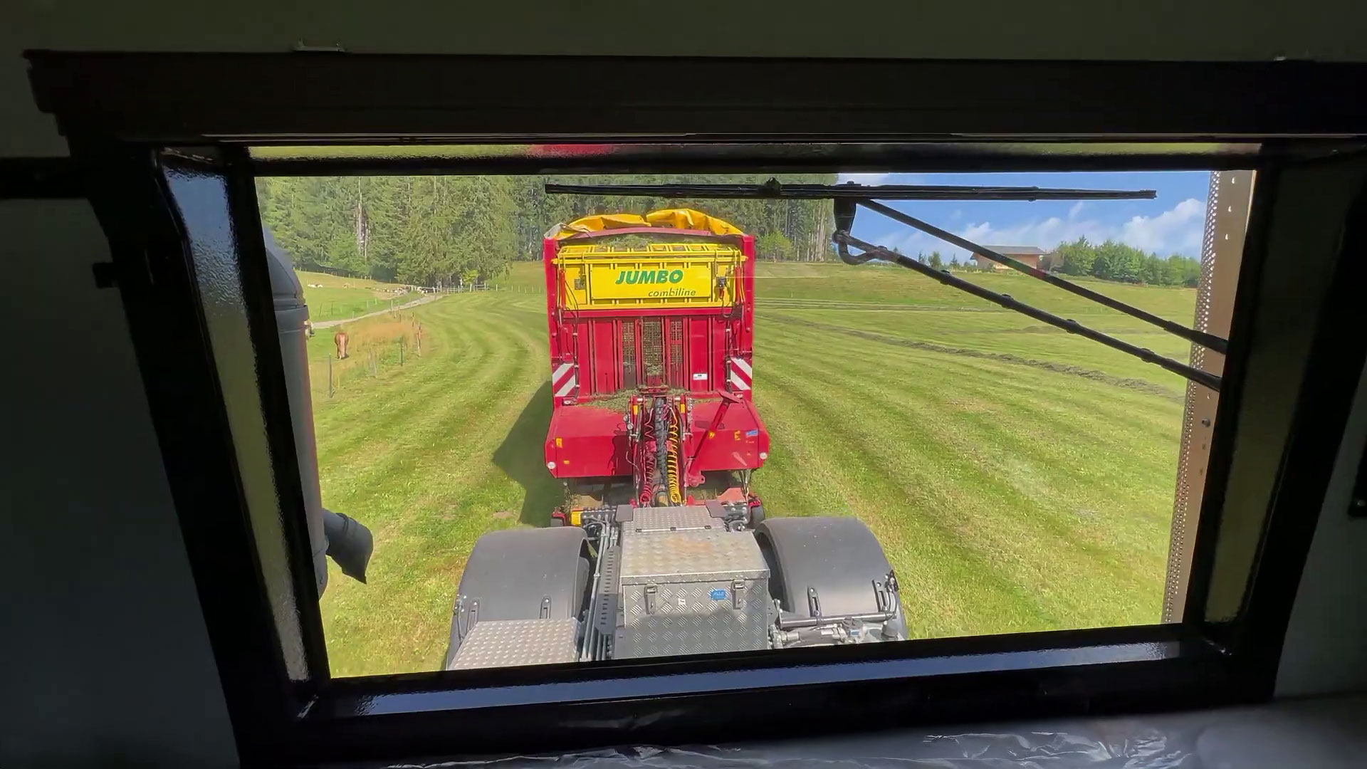 Blick aus der Heckscheibe des Heizotruck V2 bei der Feldarbeit