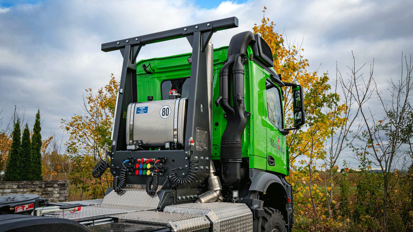 Heckansicht des Hizotruck V3 mit ROPS