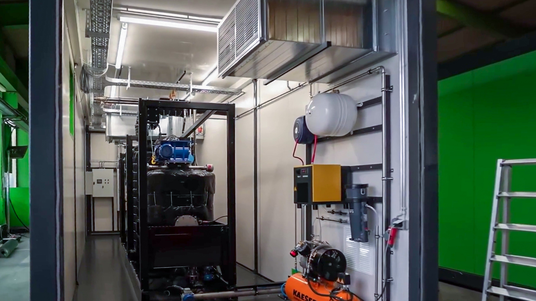 strom-aus-holz Blick in die Containerlösung eines Heizo-ePower Hackschnitzel BHKW