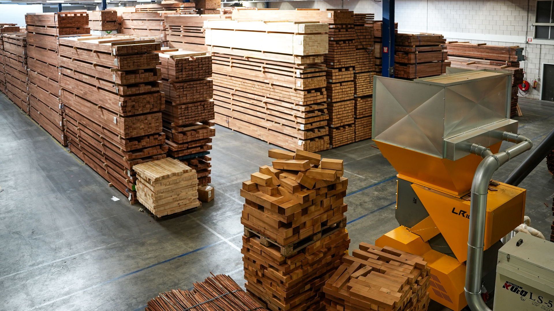 tischlerei-topjoynt-heizomat Fertigungshalle eine Tischlerbetriebs mit gelagertem Holz