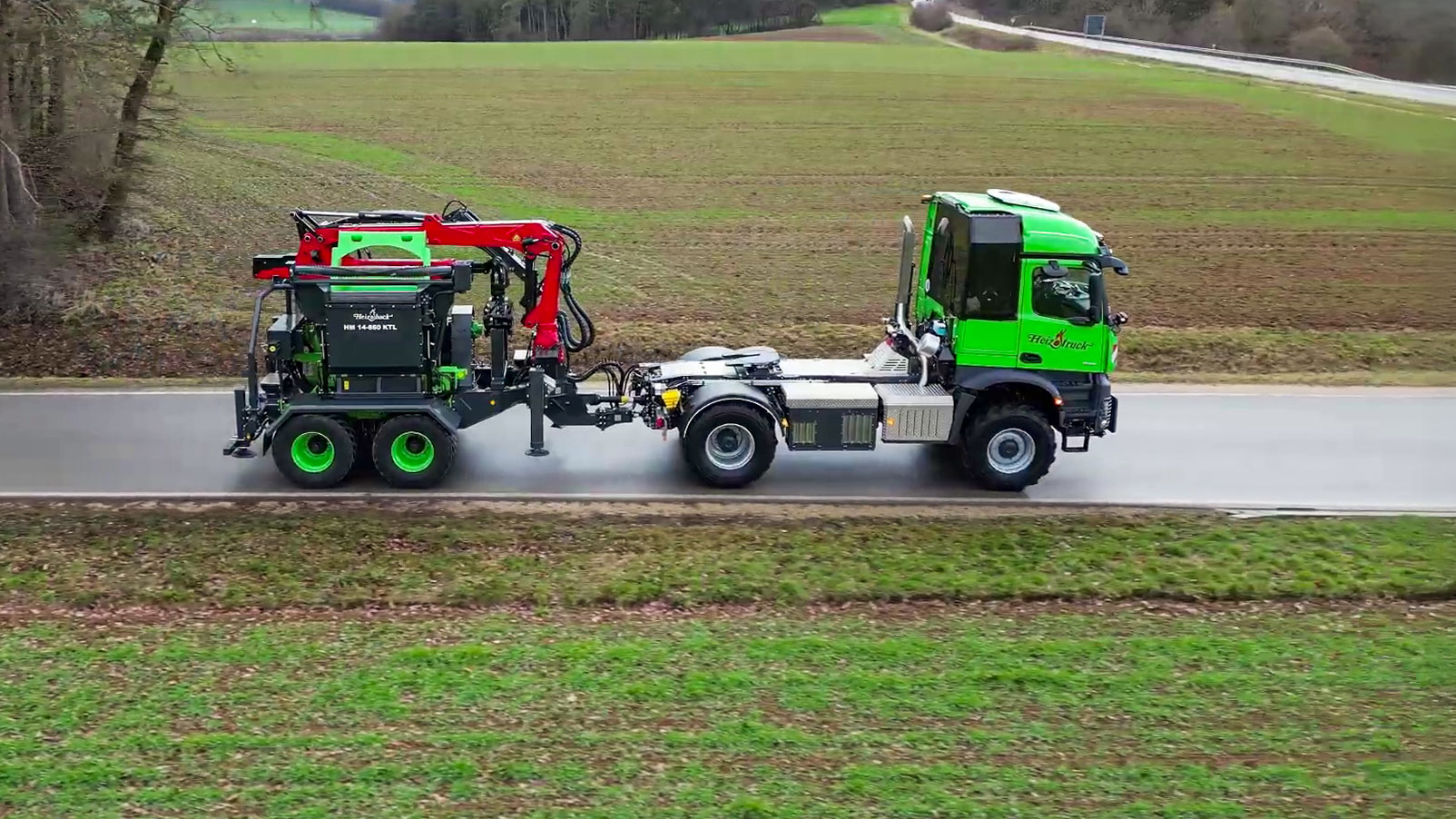 Heizotruck V1 mit einem Heizohack Trommelhacker auf einer Landstraße