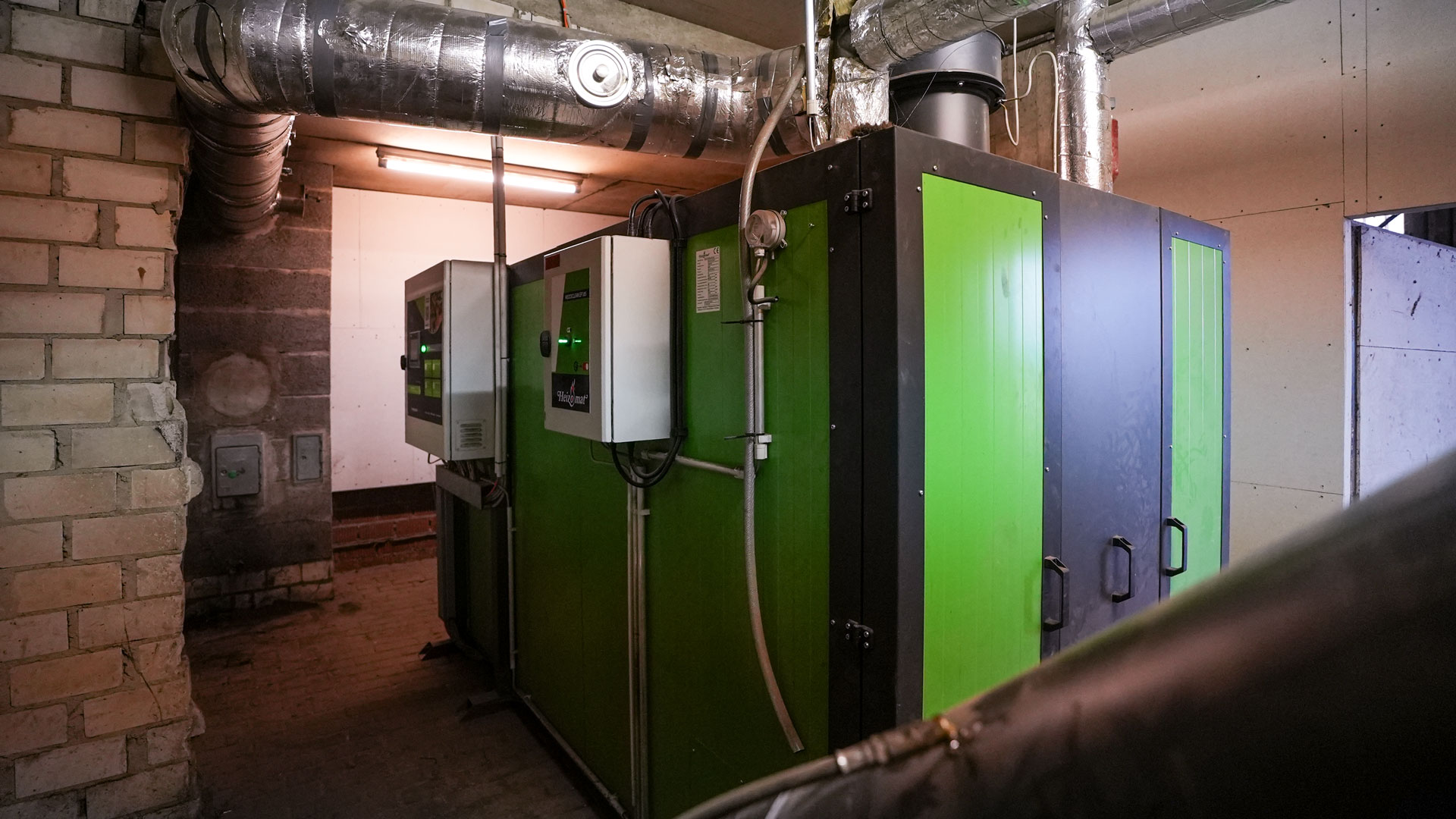 200 kW Biomassekessel RHK-AK 200 P im Heizraum eines Sauenbetriebs in 48480 Schapen zur Beheizung von Stallanlagen und Wohngebäuden