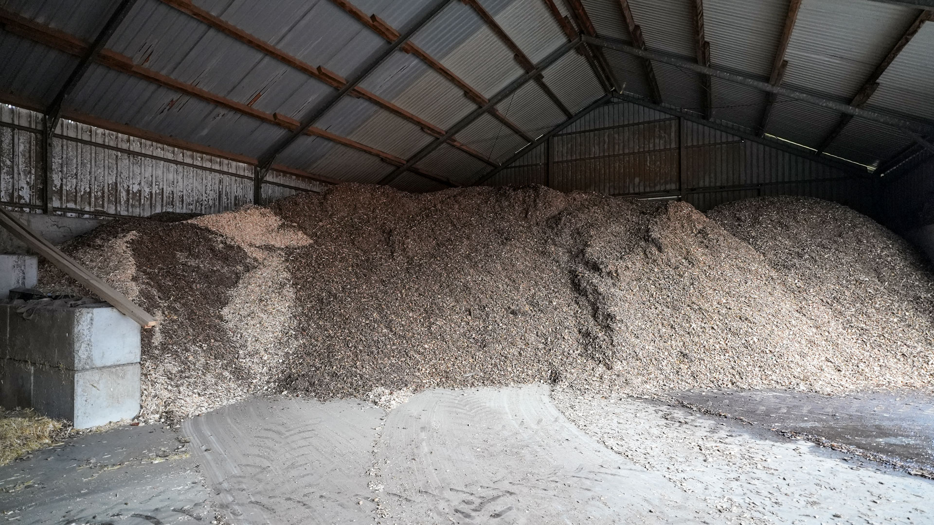 Hackschnitzellager in einer großen Scheune