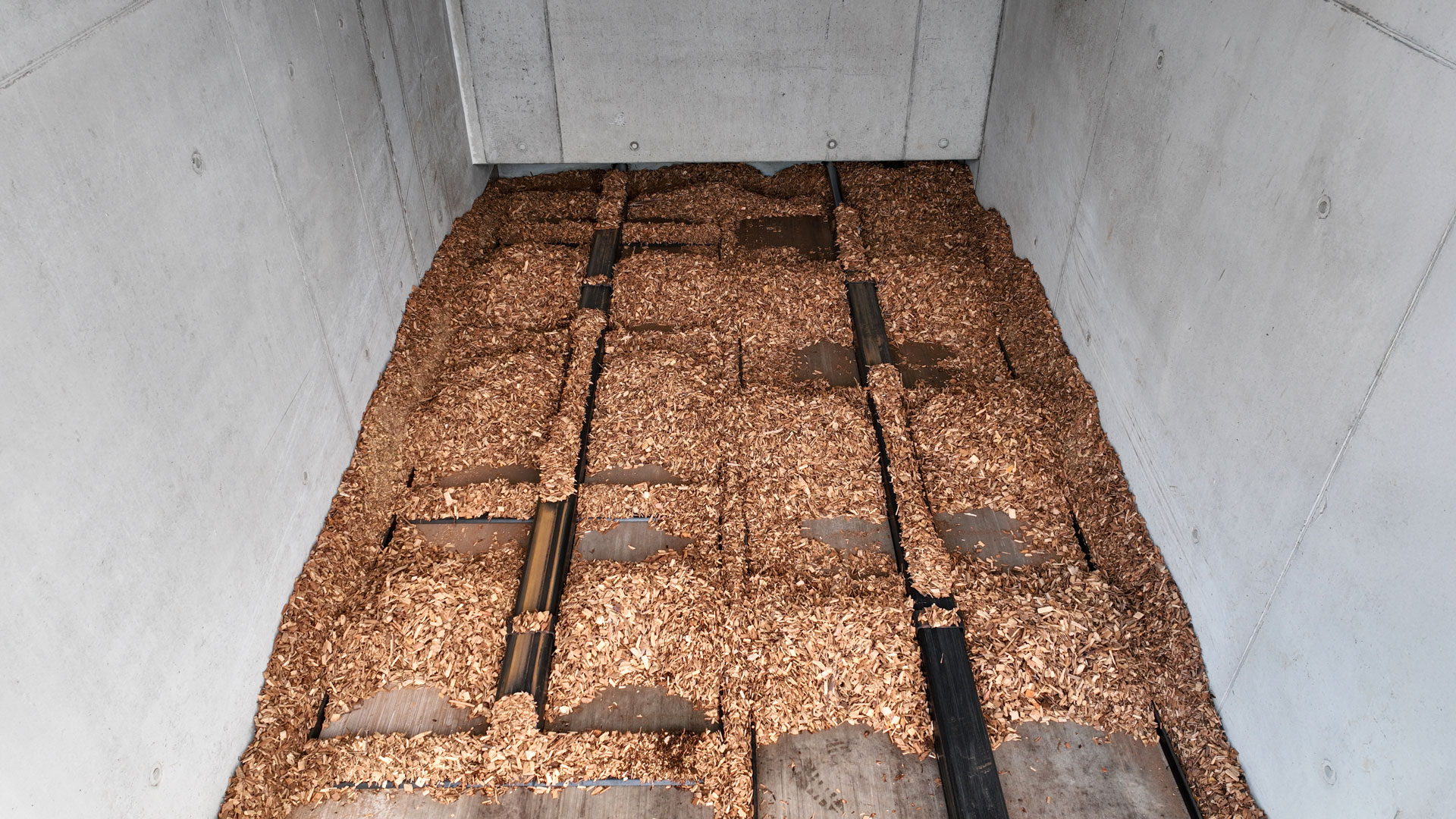Draufsicht auf eine Schubbodenaustragung mit einem Rest Holzhackschnitzel
