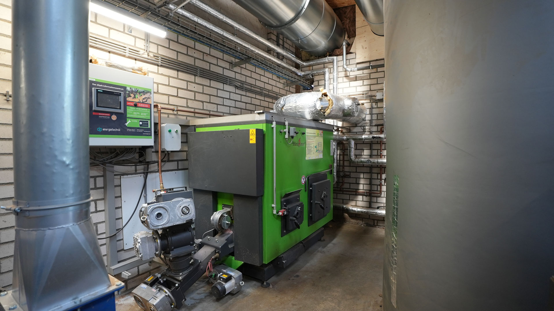 heizraum-heizomat-pufferspeicher Heizomat HSK-RA 100 als Späneheizung