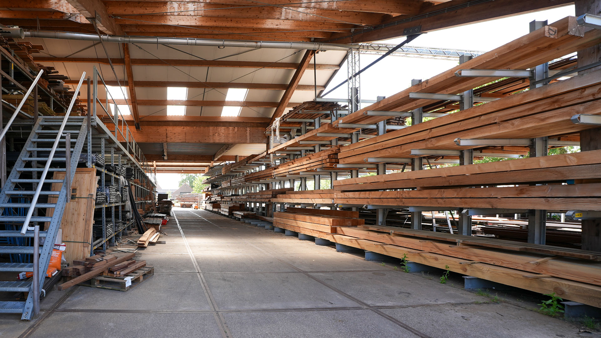 tischlerei-holzheizung-100kw Überdachtes Massivholzlager einer Zimmerei in den Niederlanden