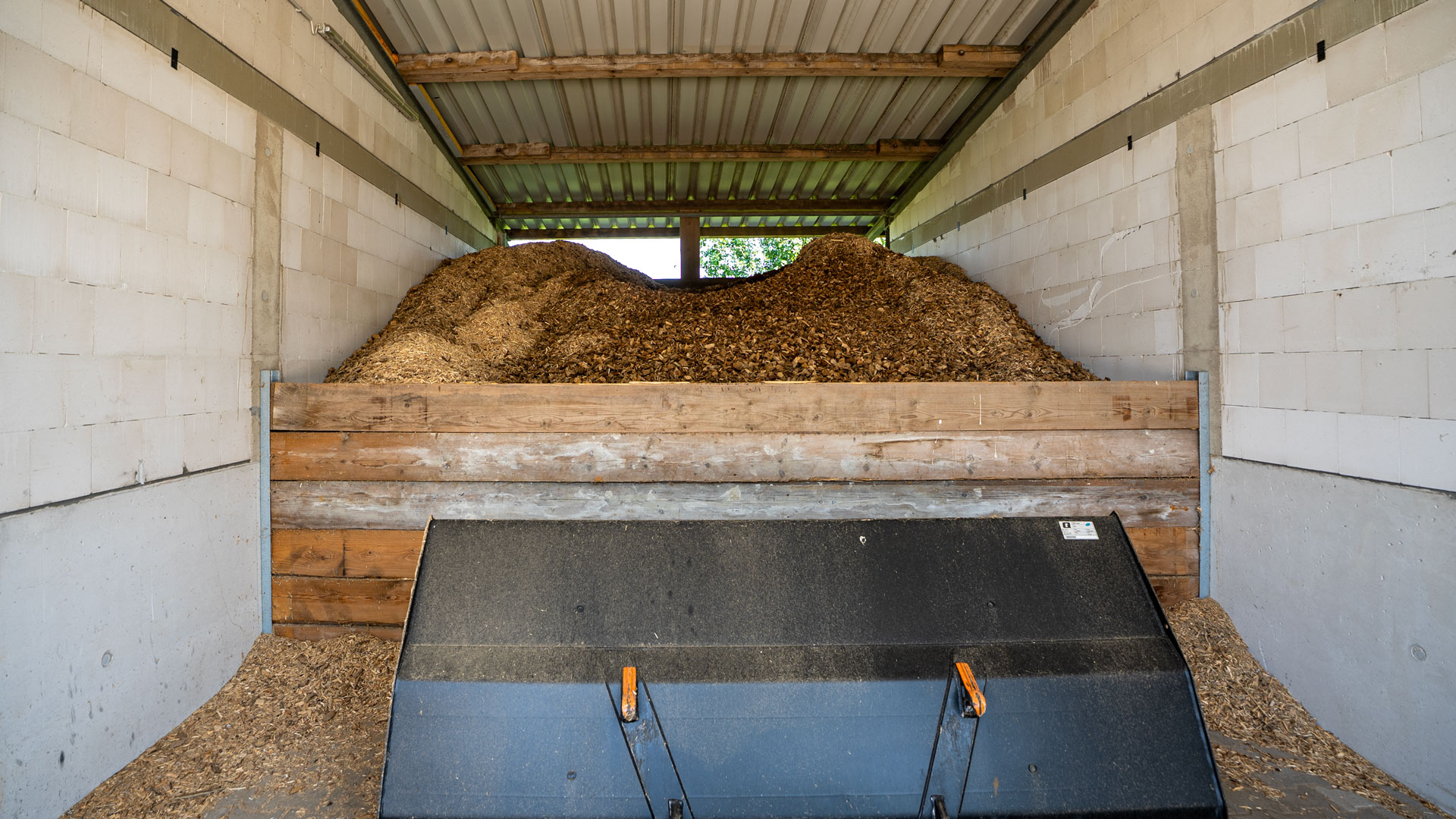 brennstoffbunker-hackschnitzel-landwirtschaft Brennstoffbunker mit Waldhackgut
