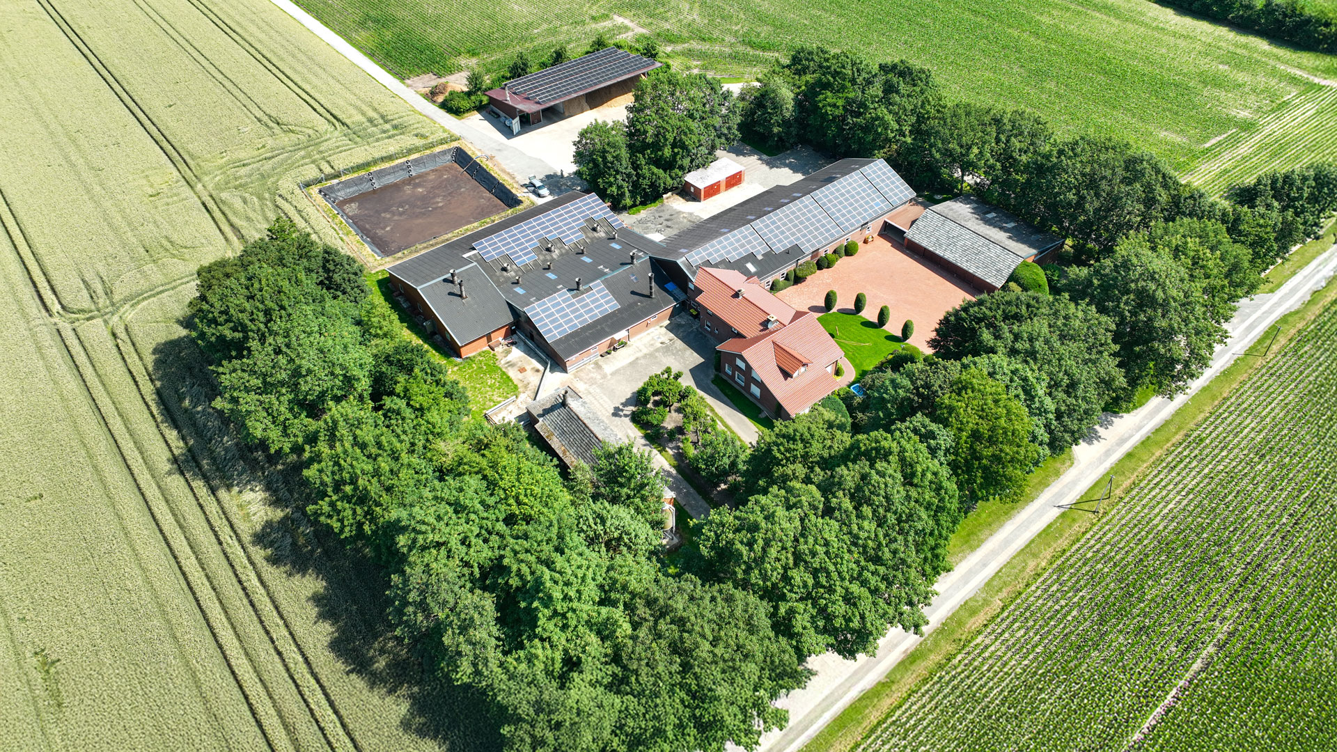 erfahrung-heizomat-viehzucht Hofanlage mit Wohnhaus und Energiezentrale aus der Luft fotografiert