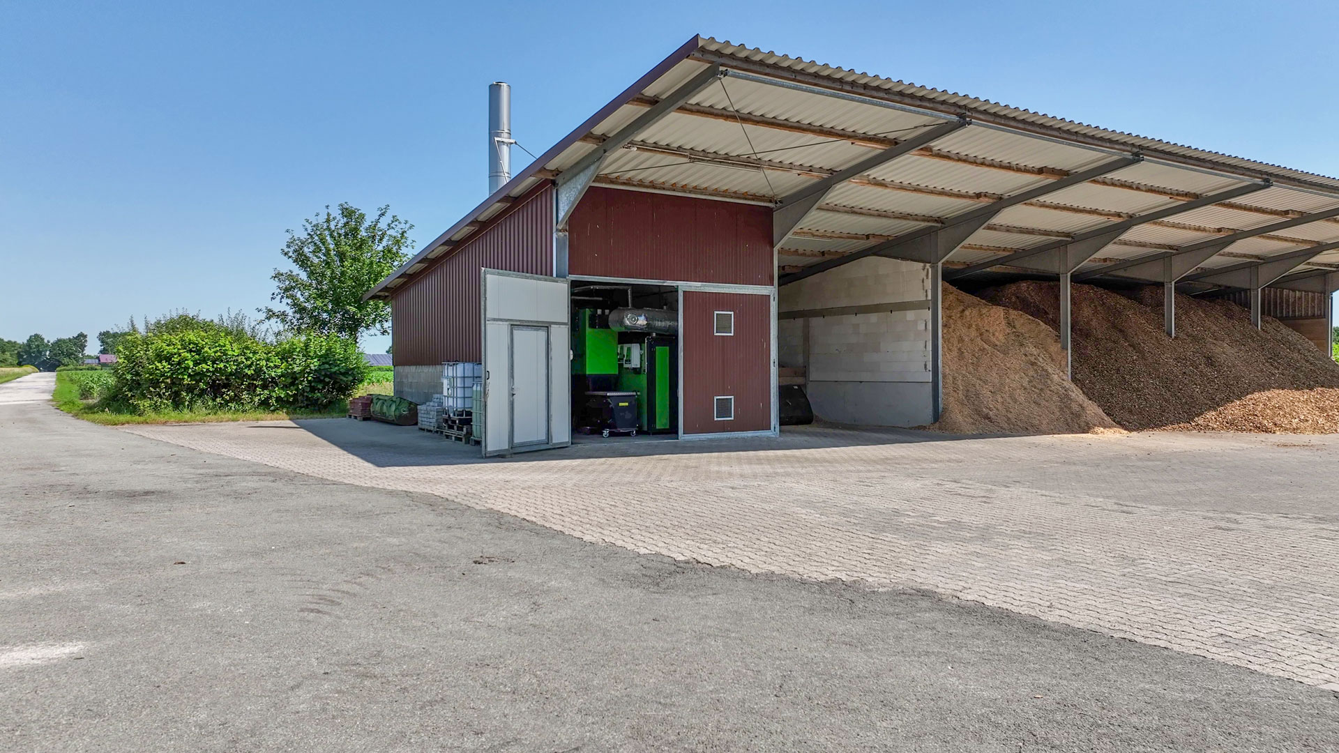 heizzentrale-hackschnitzellager-bunker-landwirtschaft Heizzentrale mit Brennstoffbunker und Hackschnitzellager auf einem landwirtschaftlichen Betrieb
