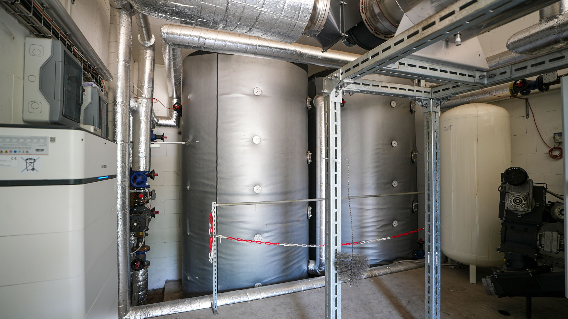 pufferspeicher-heizung-400-kw Zwei Pufferspeicher mit je 6000 Liter Volumen