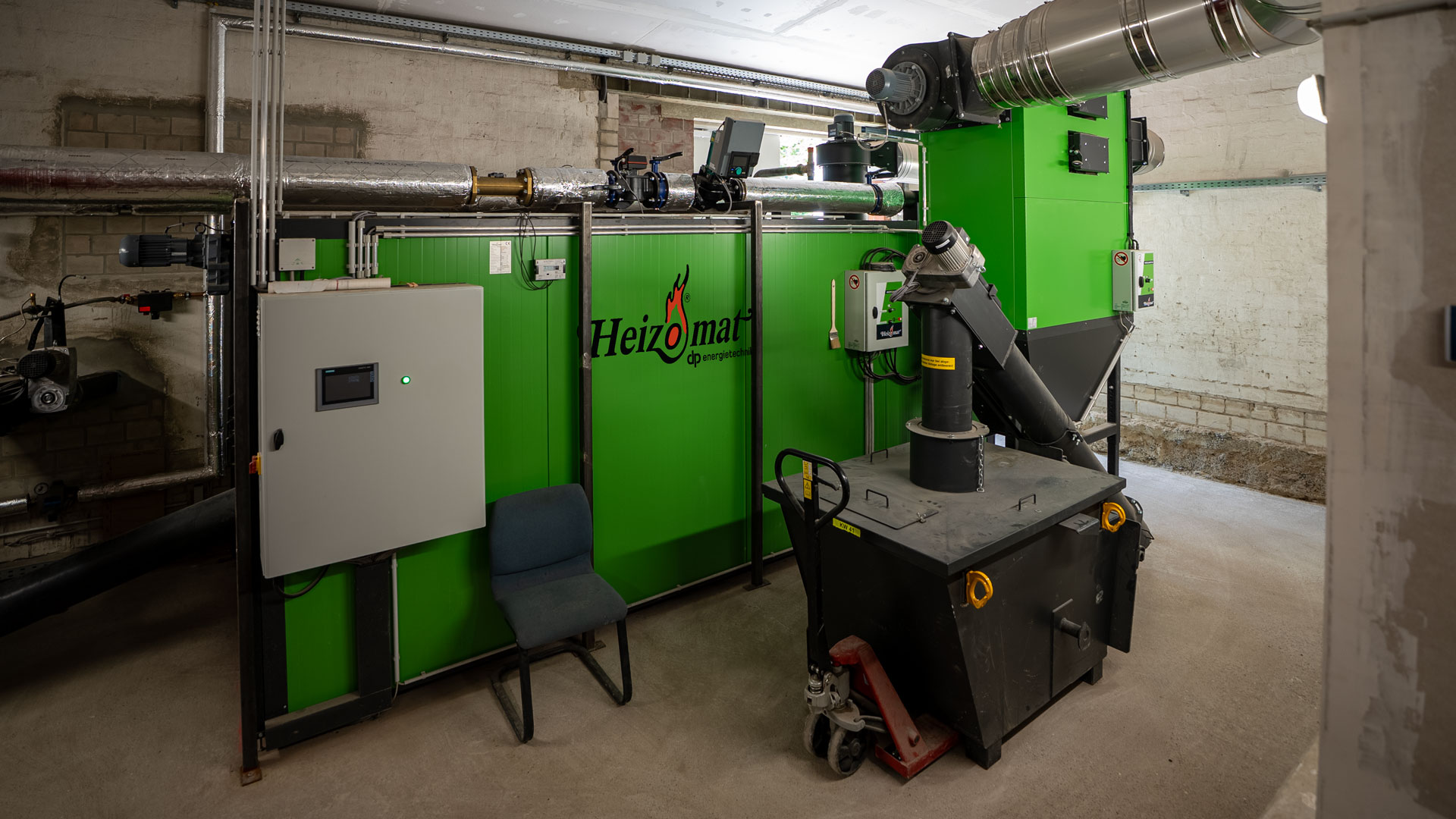 hackschnitzelheizung-800-kw 800-kW-Hackschnitzelheizung mit Multizyklon und Aschecontainer