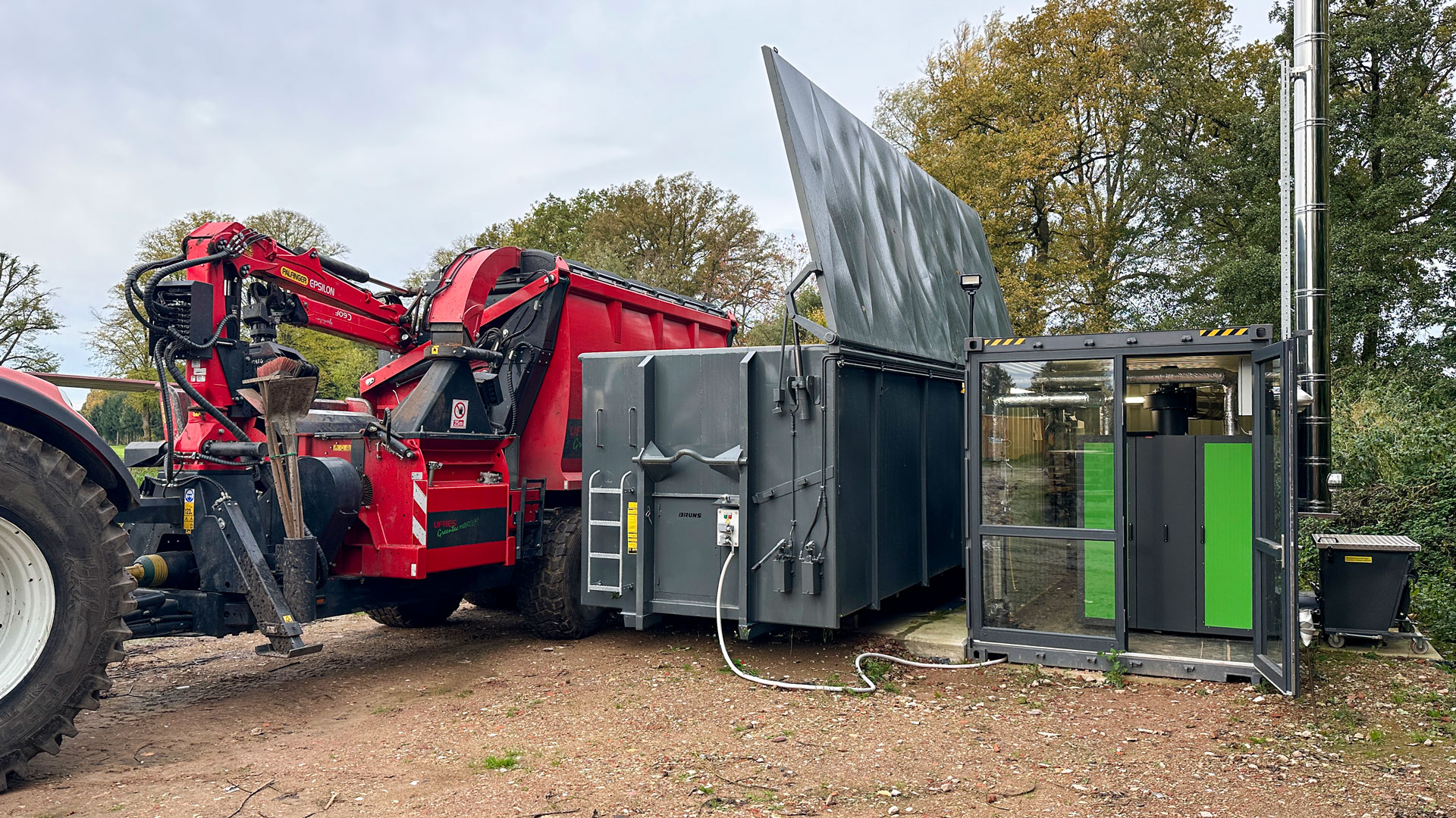 150 kW Hackschnitzelheizung im Container mit nebenstehendem Schubbodencontainer für Hackschnitzel